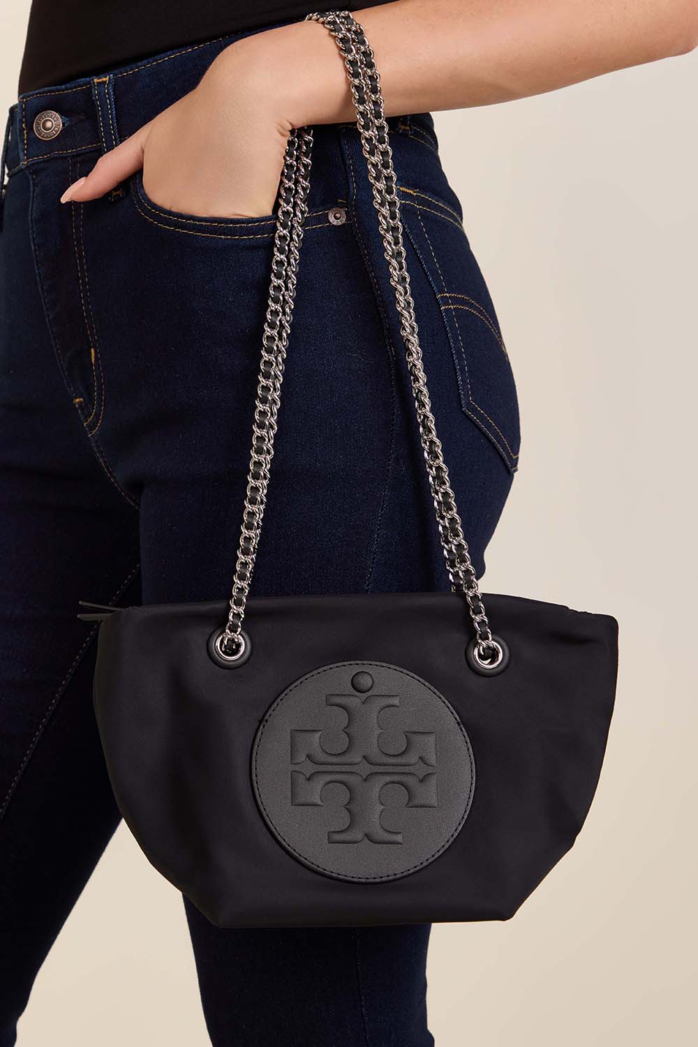 תמונת כל הלוק של תיק קרוסבודי אלה צ'יין סמול